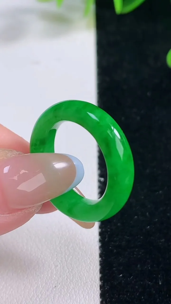 天然A货翡翠指环戒指，尺寸18-5.6-4，重量:4.92g2025年11月20日
工厂直销收藏佳品,种好水足，色泽均匀，有种有色，上手高大气！