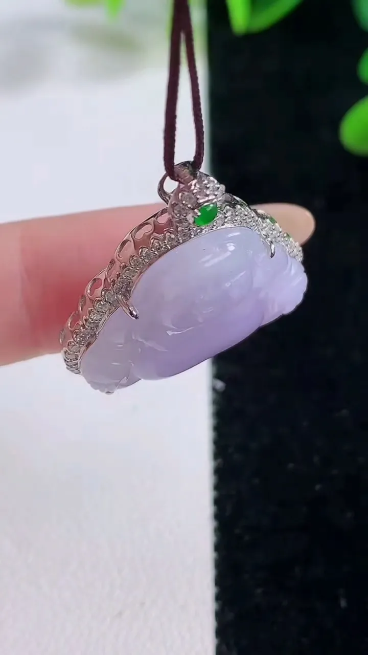 天然A货翡翠18K金紫罗兰佛公吊坠，尺寸27.2-24.8-6.8，裸石18.3-23重量:6.06g
11月20日