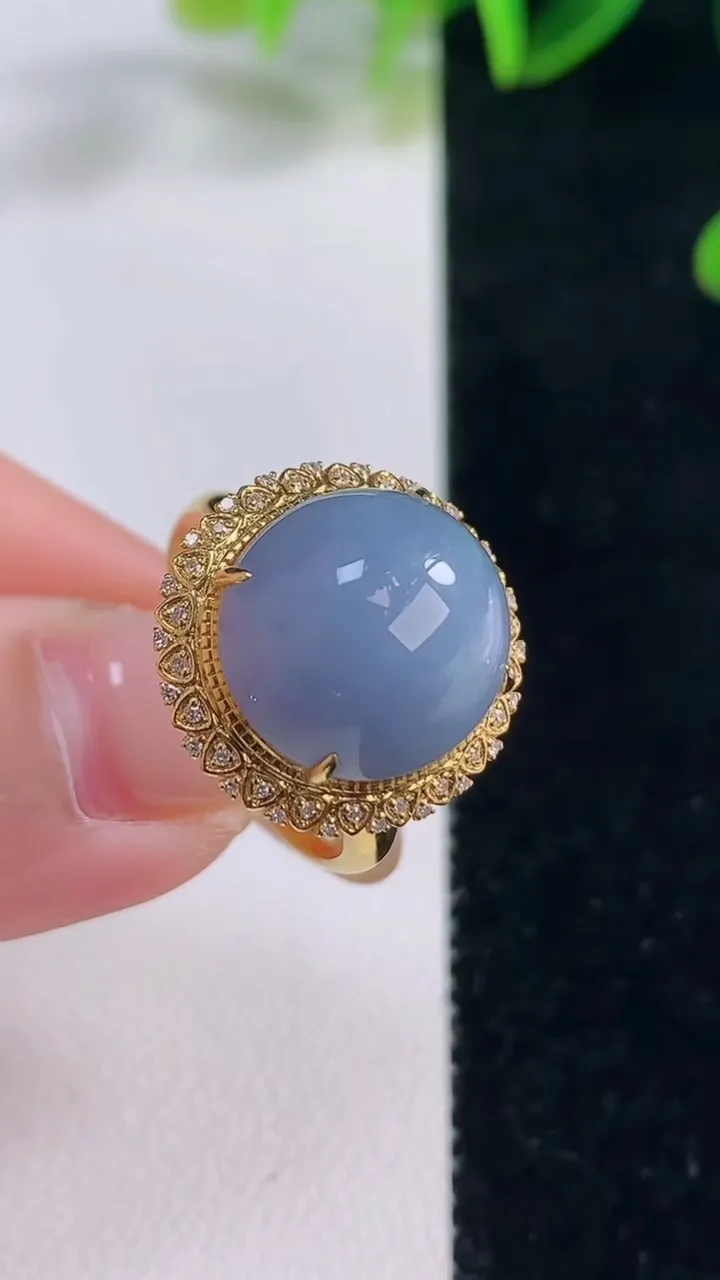 天然A货翡翠18K金紫罗兰蛋面戒指，尺寸18.6-14-12.7-12，重量:5.36g2025年11月20日
工厂直销收藏佳品,种好水足，色泽均匀，有种有色，上手高大气！