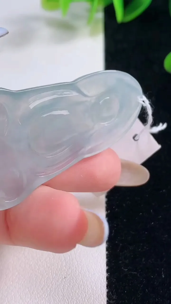 天然A货翡翠观音菩萨吊坠，尺寸49.5-29-5，重量:12.98g
11月20日