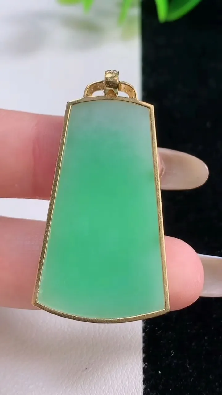 天然A货翡翠无事牌吊坠，尺寸37.8-23-4，重量:9.02g
11月20日