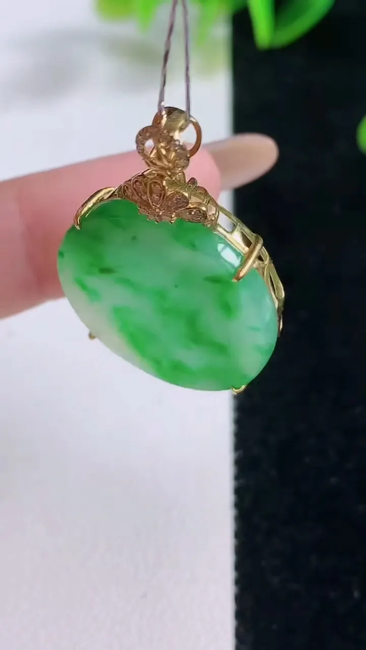 天然A货翡翠无事牌吊坠，尺寸22.8-6.3，重量:5.30g
11月20日