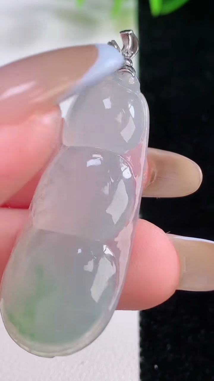 天然A货翡翠福豆吊坠，尺寸42-18.2-5.7，重量:8.37g
11月20日