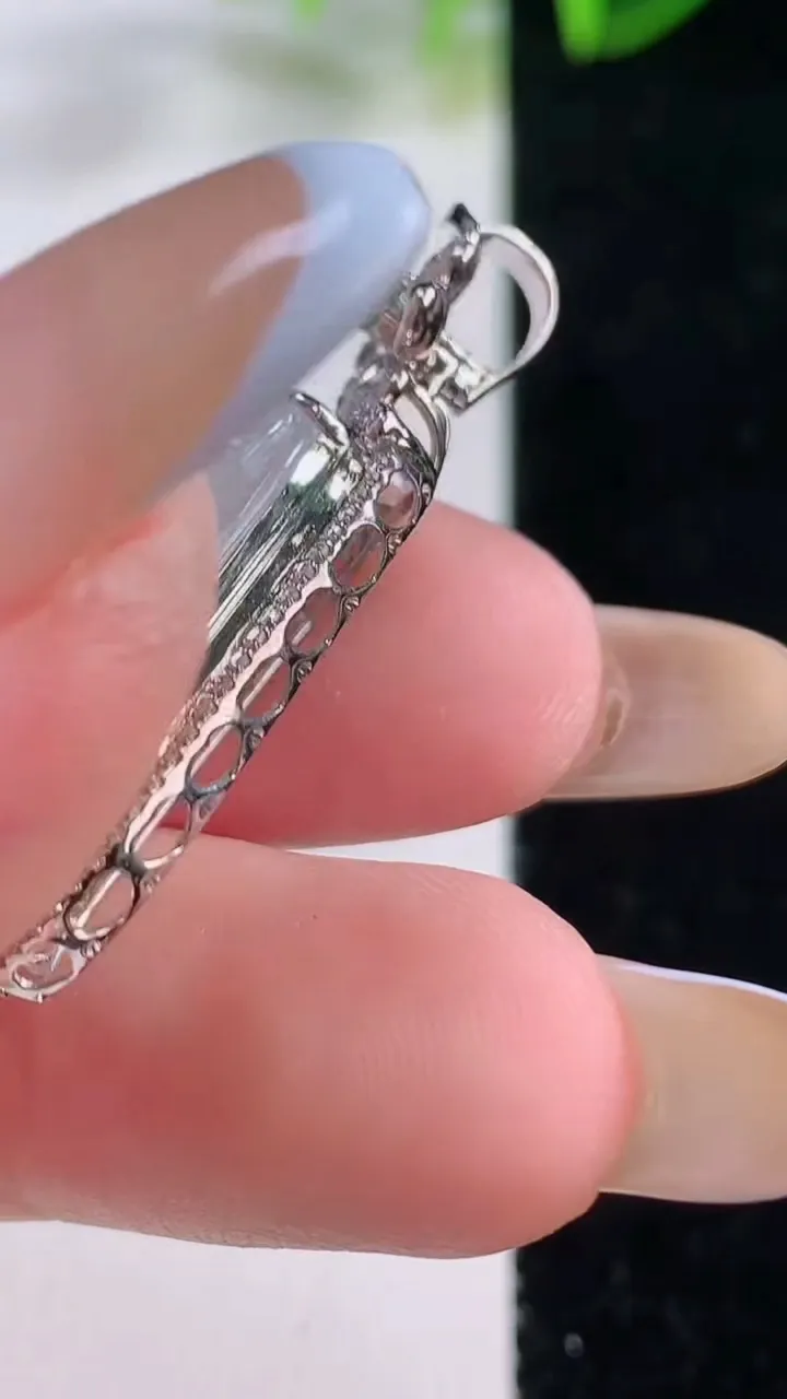 天然A货翡翠福豆吊坠，尺寸35.3-15.8-8.6，裸石22.6-9.3重量:3.89g
11月20日