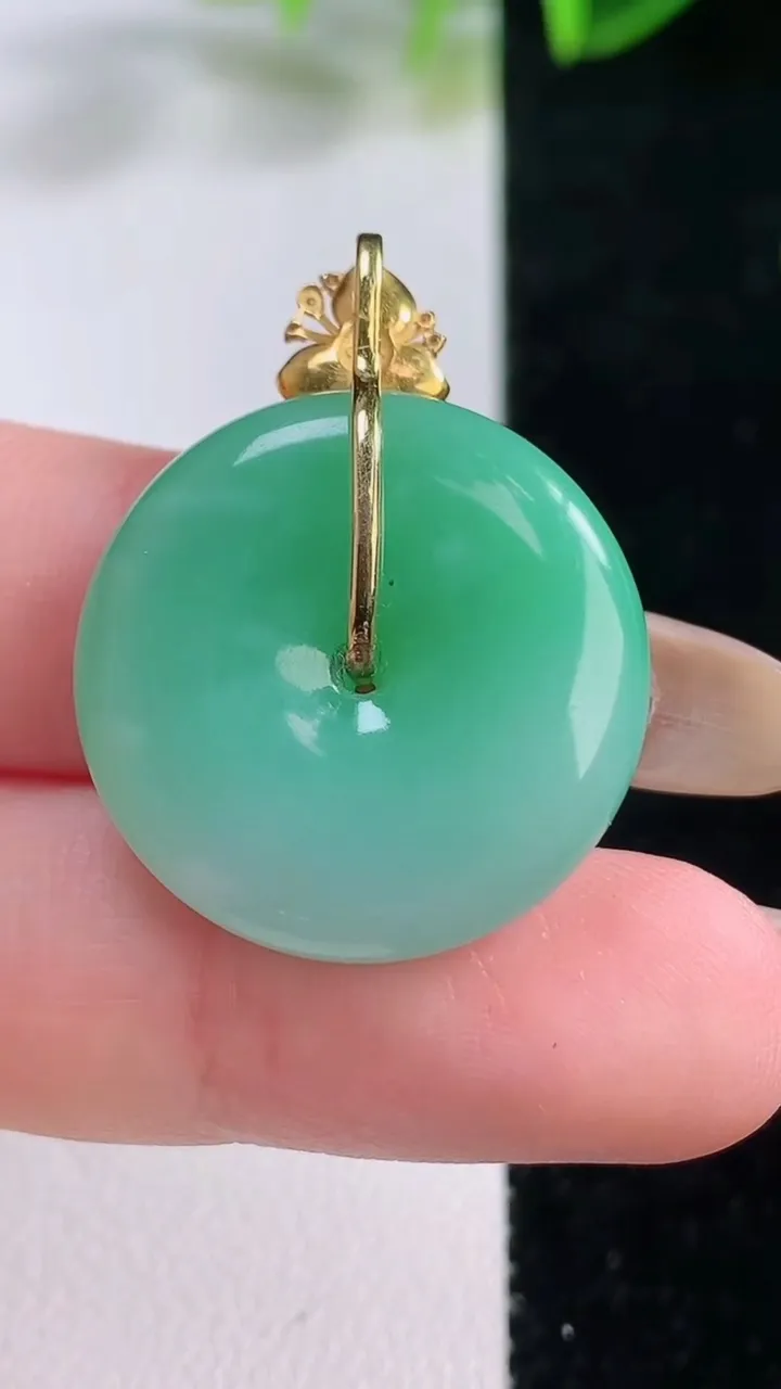 天然A货翡翠平安扣吊坠，尺寸22.5-5.6，重量:6.85g
11月20日