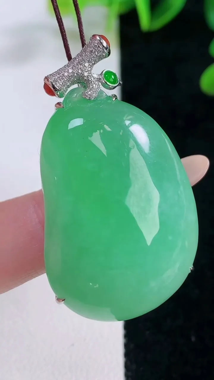 天然A货翡翠福瓜吊坠，尺寸36.3-24-11.5，重量:19.21g
11月20日