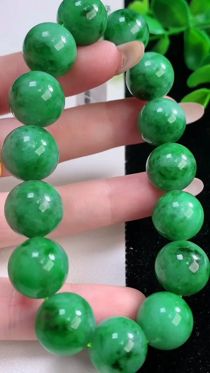 天然A货翡翠圆珠手串，尺寸14-15颗，重量:73.46g11月20日
工厂直销收藏佳品,种好水足，色泽均匀，有种有色，上手高大气！