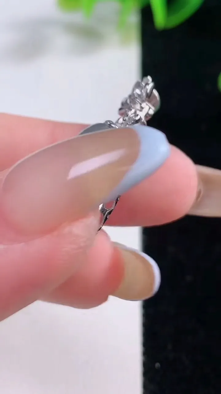 天然A货翡翠种飘花福瓜吊坠，尺寸34.6-12-8.8，裸石22.2-8.2重量:4.01g
11月20日