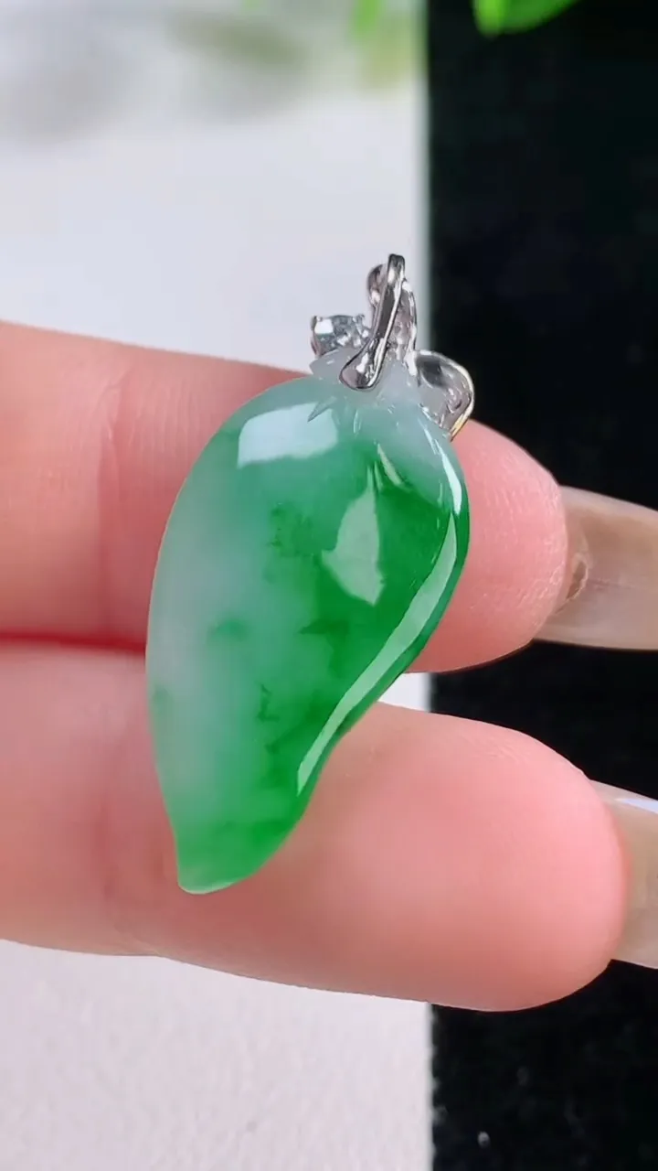 天然A货翡翠福瓜吊坠，尺寸24.3-13.2-5.9，重量:4.00g
11月20日