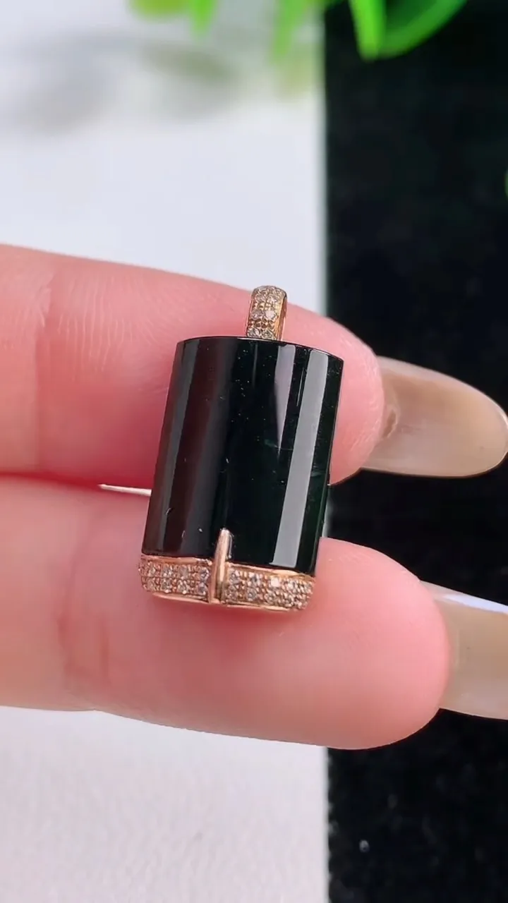 天然A货翡翠18K金墨翠无事牌吊坠，尺寸16.6-10.5-4.4，重量:2.48g
11月20日