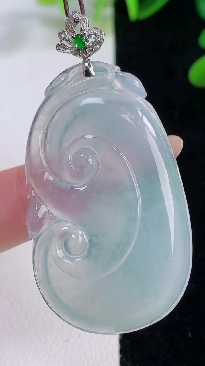 天然A货翡翠如意吊坠，尺寸45-27-5.7，重量:13.32g
11月20日