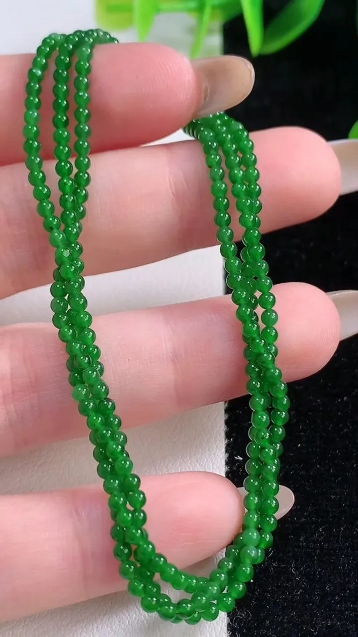 天然A货翡翠小米珠项链，尺寸2，重量:5.72g11月20日
工厂直销收藏佳品,种好水足，色泽均匀，有种有色，上手高大气！