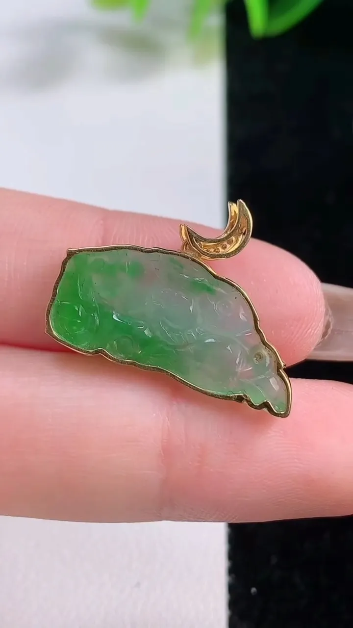 天然A货翡翠生肖兔吊坠，尺寸11-25-3.2，重量:2.56g
11月20日