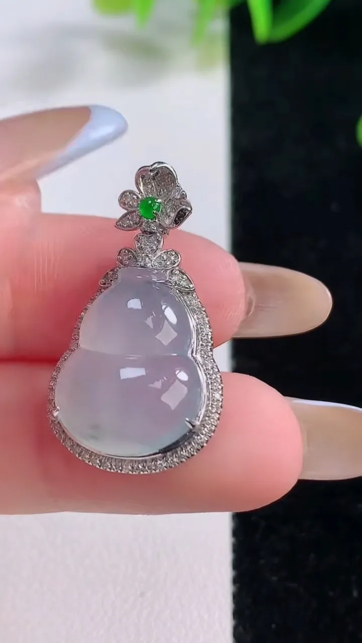 天然A货翡翠种飘花葫芦吊坠，尺寸28.8-16.6-7.9，裸石17.2-13.3重量:3.61g
