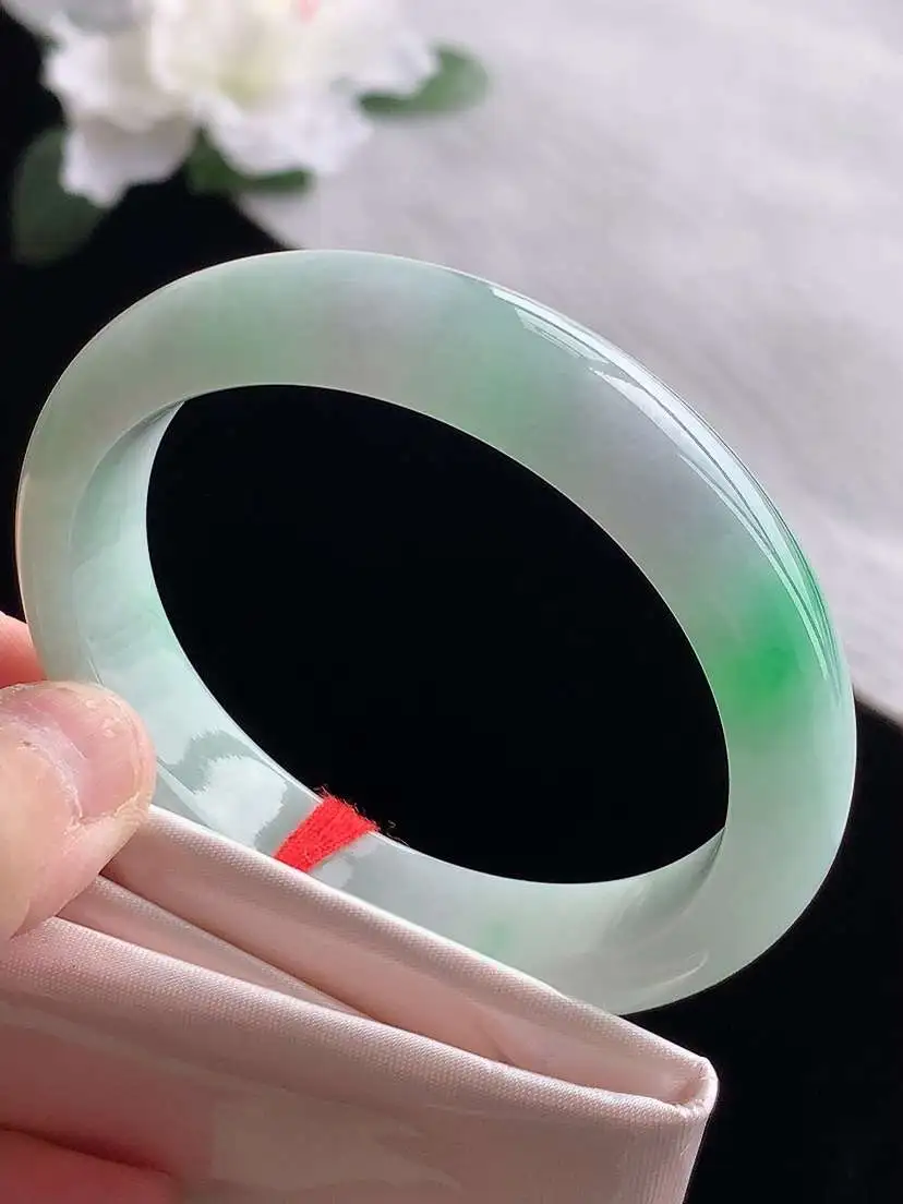 a货翡翠老坑冰种飘绿贵妃手镯53-54圈口  尺寸53.3×47×12×7.6mm 1119