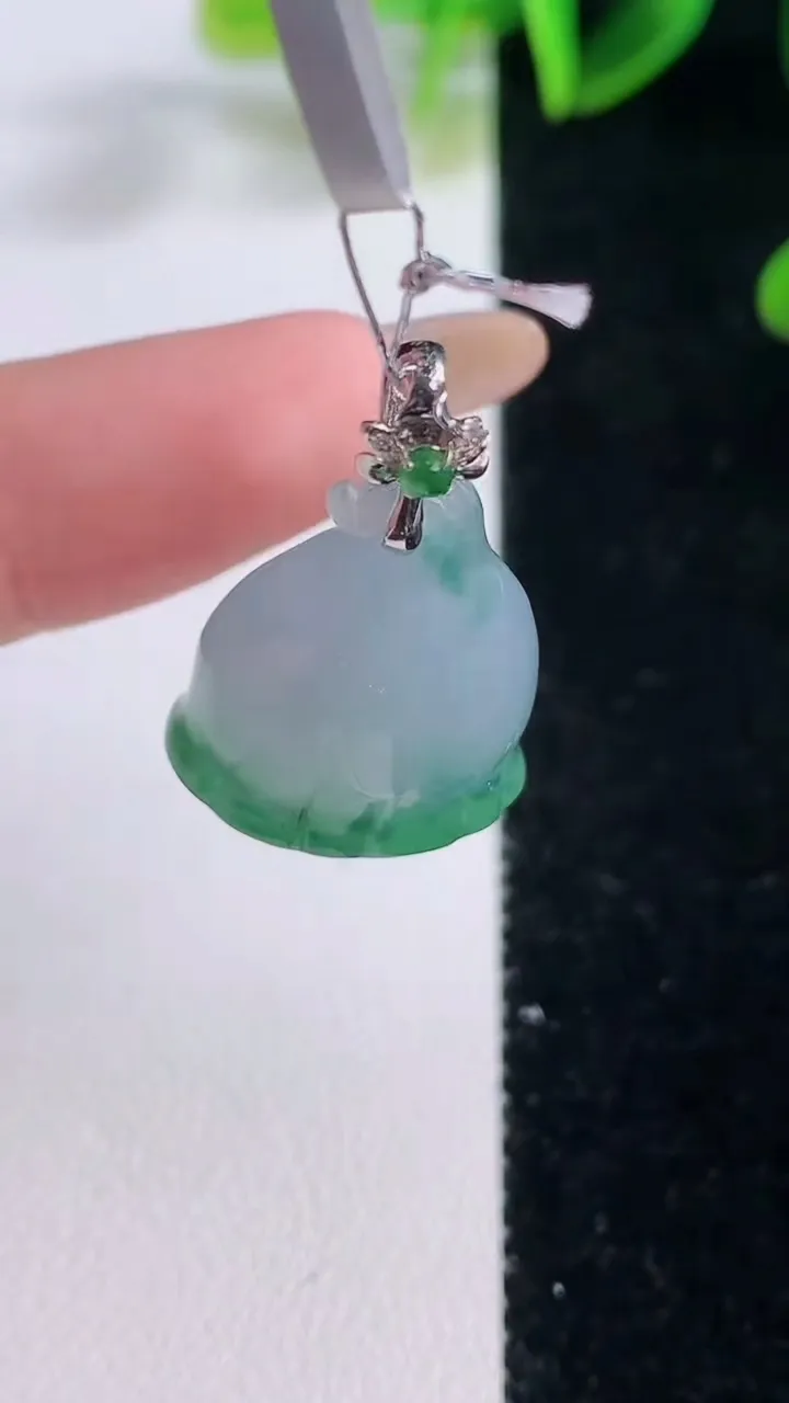 天然A货翡翠莲蓬吊坠，尺寸21.3-17.7-9.3，重量:6.35g
11月20日