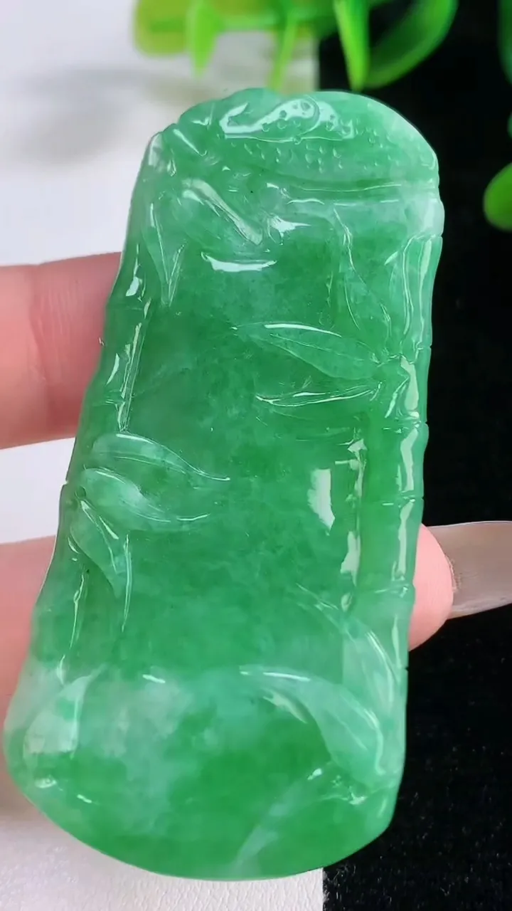 天然A货翡翠节节高升 竹节吊坠，尺寸62.7-30-4.6，重量:21.43g
11月20日