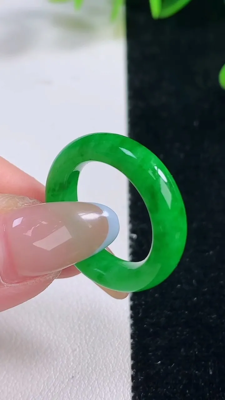 天然A货翡翠指环戒指，尺寸18-5.6-4，重量:4.92g2025年11月20日
工厂直销收藏佳品,种好水足，色泽均匀，有种有色，上手高大气！