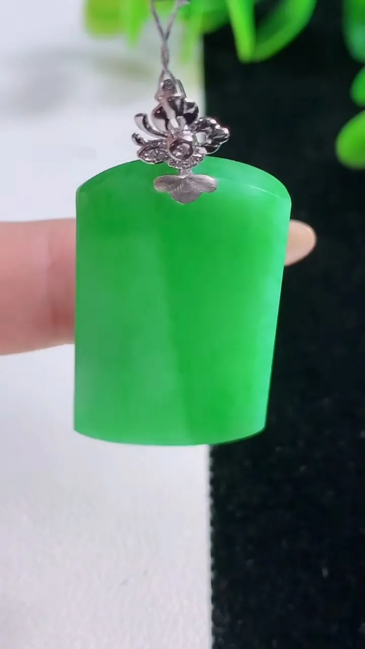 天然A货翡翠无事牌吊坠，尺寸36.6-21-3.3，重量:8.96g
11月20日