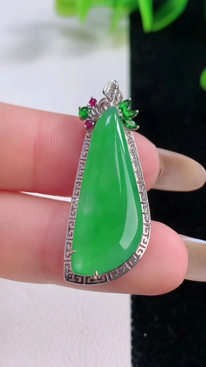 天然A货翡翠随形吊坠，尺寸36.2-13.7-5.3，裸石28.5-11重量:3.67g
11月20日