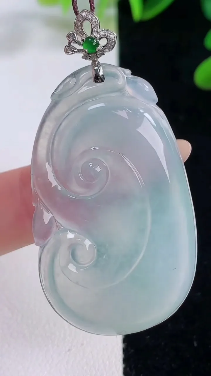 天然A货翡翠如意吊坠，尺寸45-27-5.7，重量:13.32g
11月20日