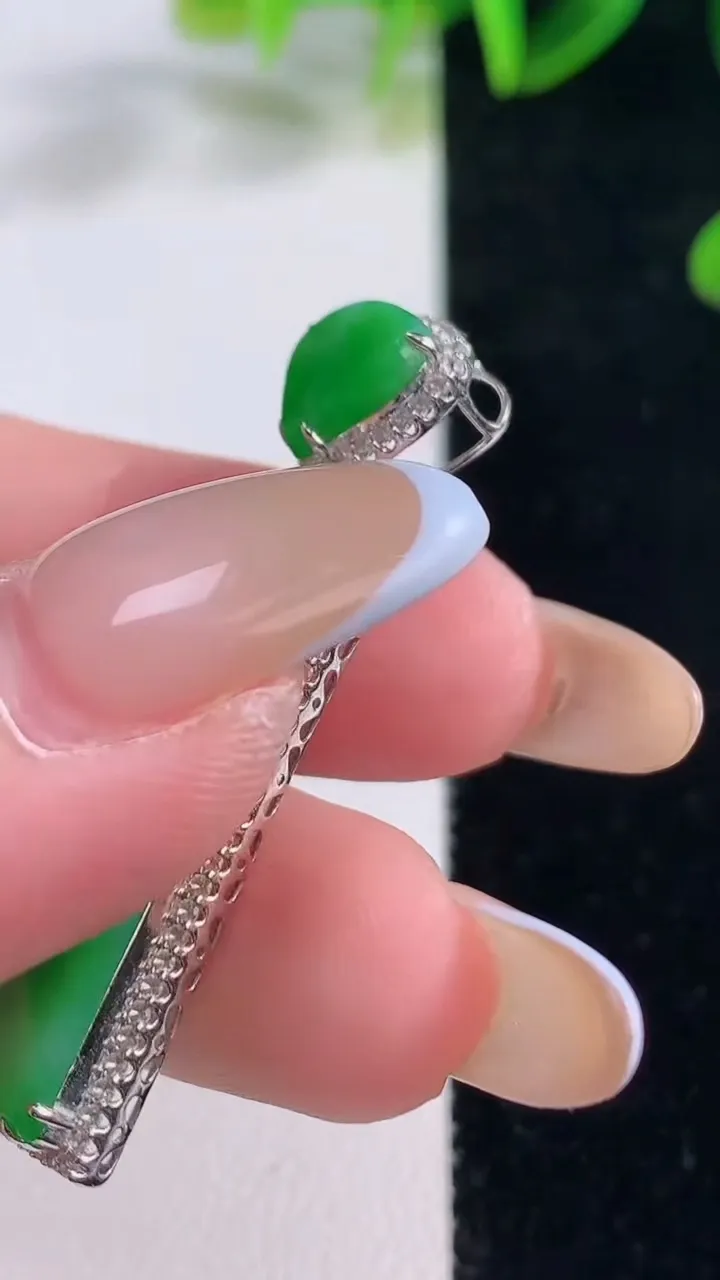 天然A货翡翠无事牌吊坠，尺寸42.2-12.6-5，裸石26.7-11.5重量:4.67g
11月20日