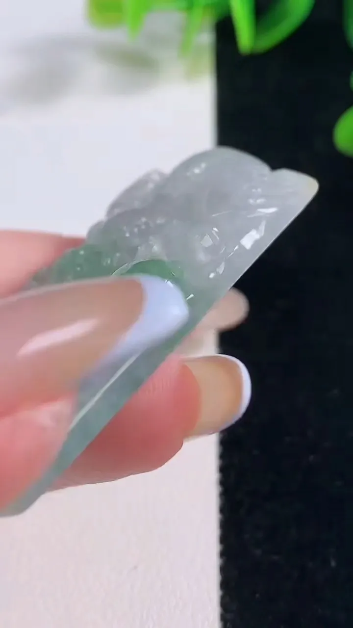 天然A货翡翠龙牌吊坠，尺寸55.7-35-7，重量:29.37g
11月20日