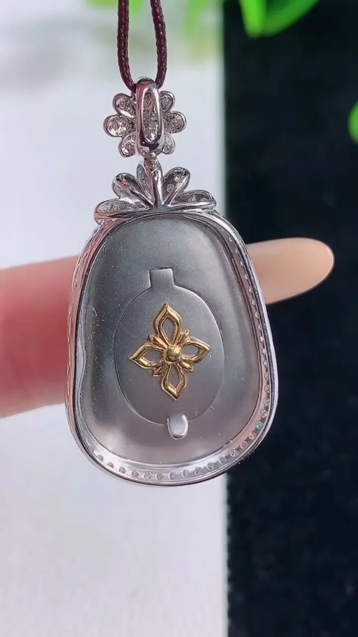 天然A货翡翠如意吊坠，尺寸33.2-17.5-5.8，裸石21.2-15重量:4.26g
11月20日