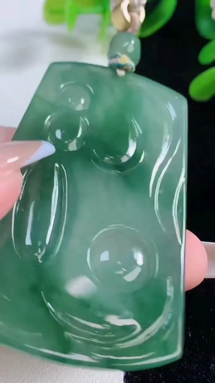 天然A货翡翠大势至菩萨吊坠，尺寸67.5-42-5.4，重量:43.07g
11月20日