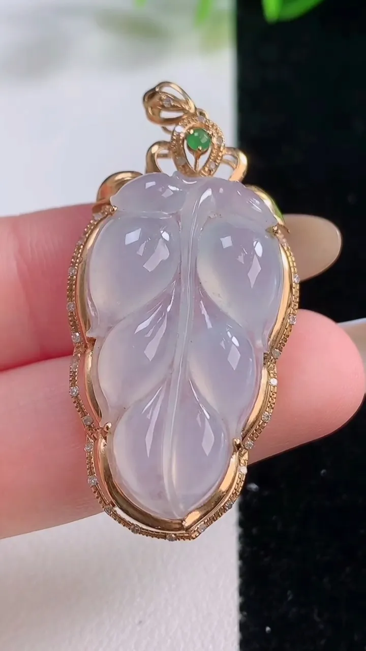 天然A货翡翠种白冰金枝玉叶 叶子吊坠，尺寸44.2-21-9.6，裸石31-17.7重量:6.20g
11月20日