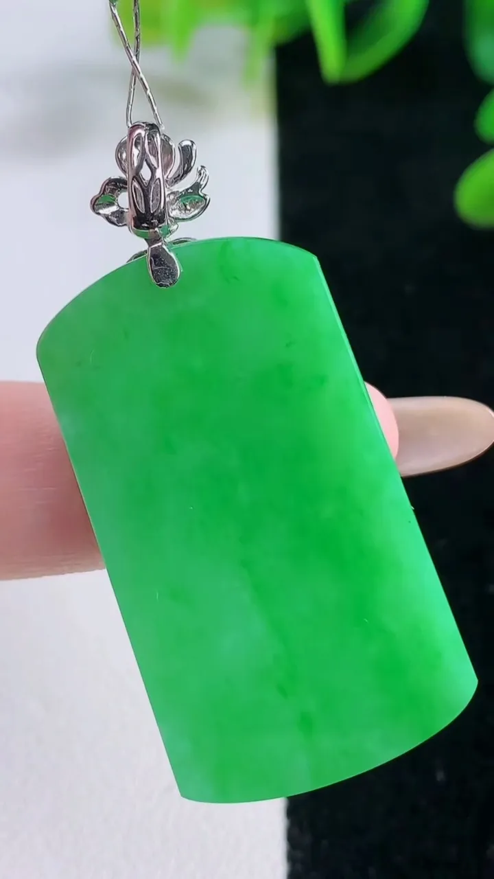 天然A货翡翠无事牌吊坠，尺寸36.6-21-3.3，重量:8.96g
11月20日