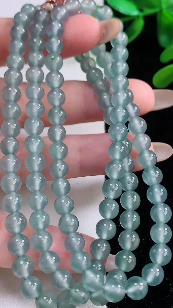 天然A货翡翠圆珠项链，尺寸5.6-108颗，重量:41.78g
11月20日