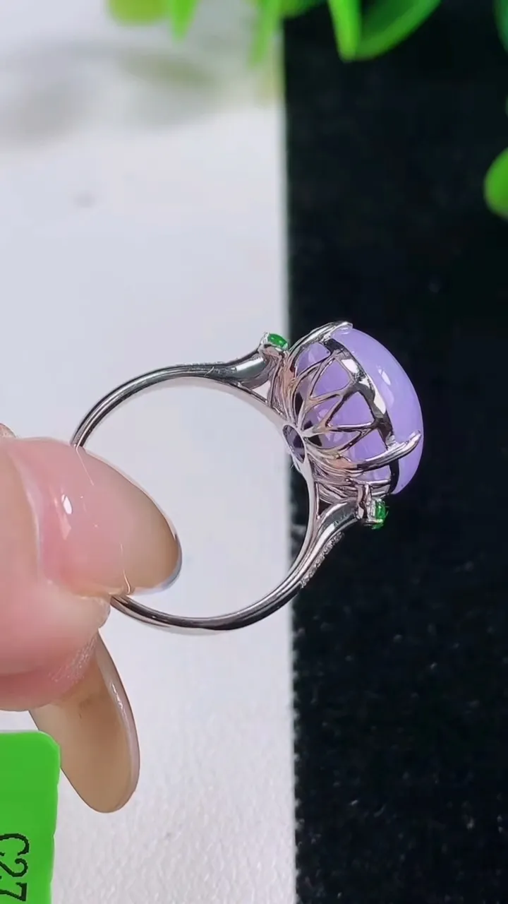 天然A货翡翠18K金紫罗兰蛋面戒指，尺寸17.8-15.4-12.8-9，重量:5.19g2025年11月20日
工厂直销收藏佳品,种好水足，色泽均匀，有种有色，上手高大气！