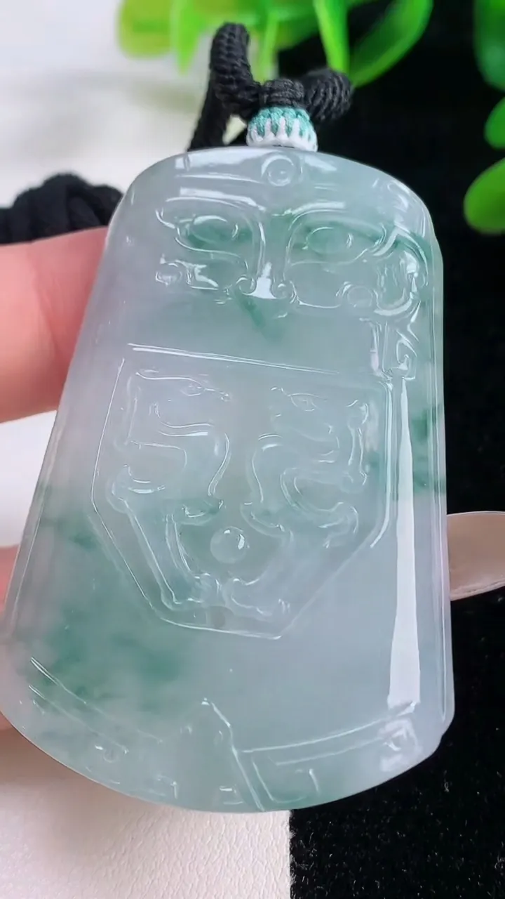 天然A货翡翠种飘花仿古无事牌吊坠，尺寸56-38.4-6.2，重量:36.09g
11月20日