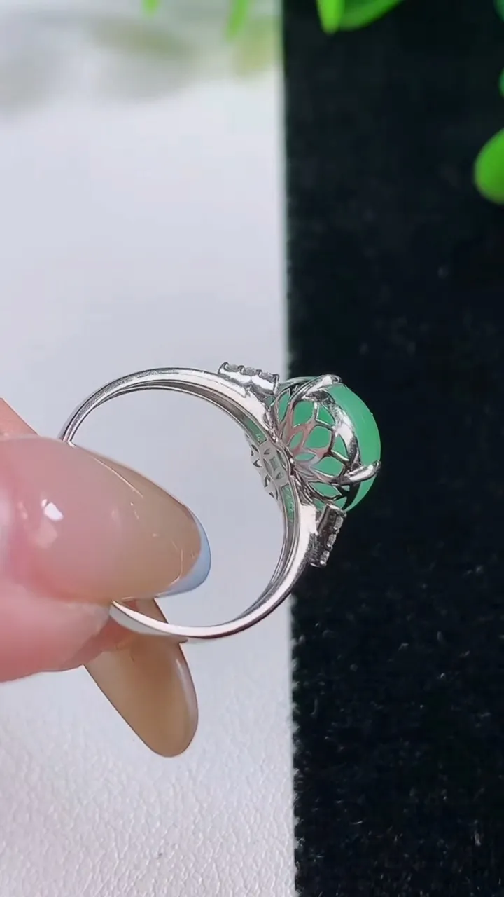 天然A货翡翠蛋面戒指，尺寸17.8-11.2-10-8.2，重量:2.64g2025年11月20日
工厂直销收藏佳品,种好水足，色泽均匀，有种有色，上手高大气！