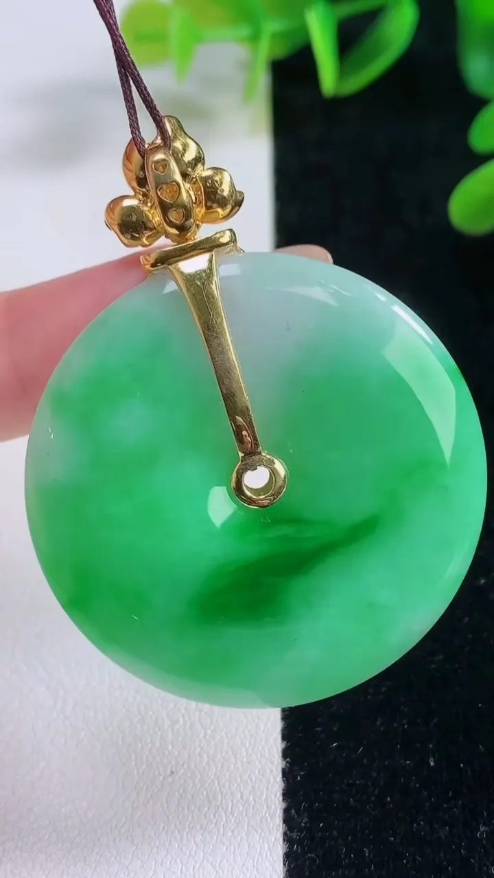 天然A货翡翠平安扣吊坠，尺寸40-5.7，重量:21.46g
11月20日