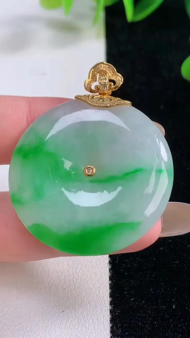 天然A货翡翠平安扣吊坠，尺寸34.8-5.5，重量:15.28g
11月20日