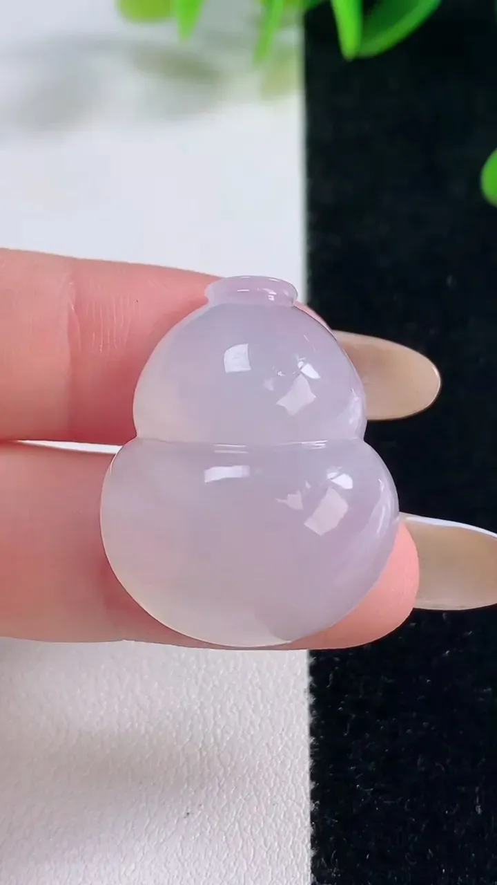 天然A货翡翠种白冰葫芦镶嵌件，尺寸29-23-9，重量:11.15g
11月20日