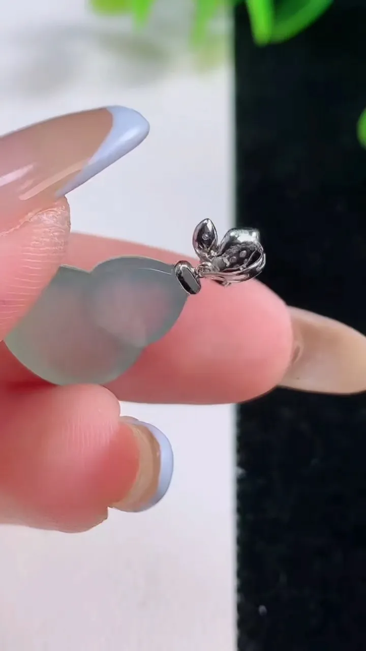 天然A货翡翠种白冰葫芦吊坠，尺寸17-15-4.7，重量:2.45g
11月20日