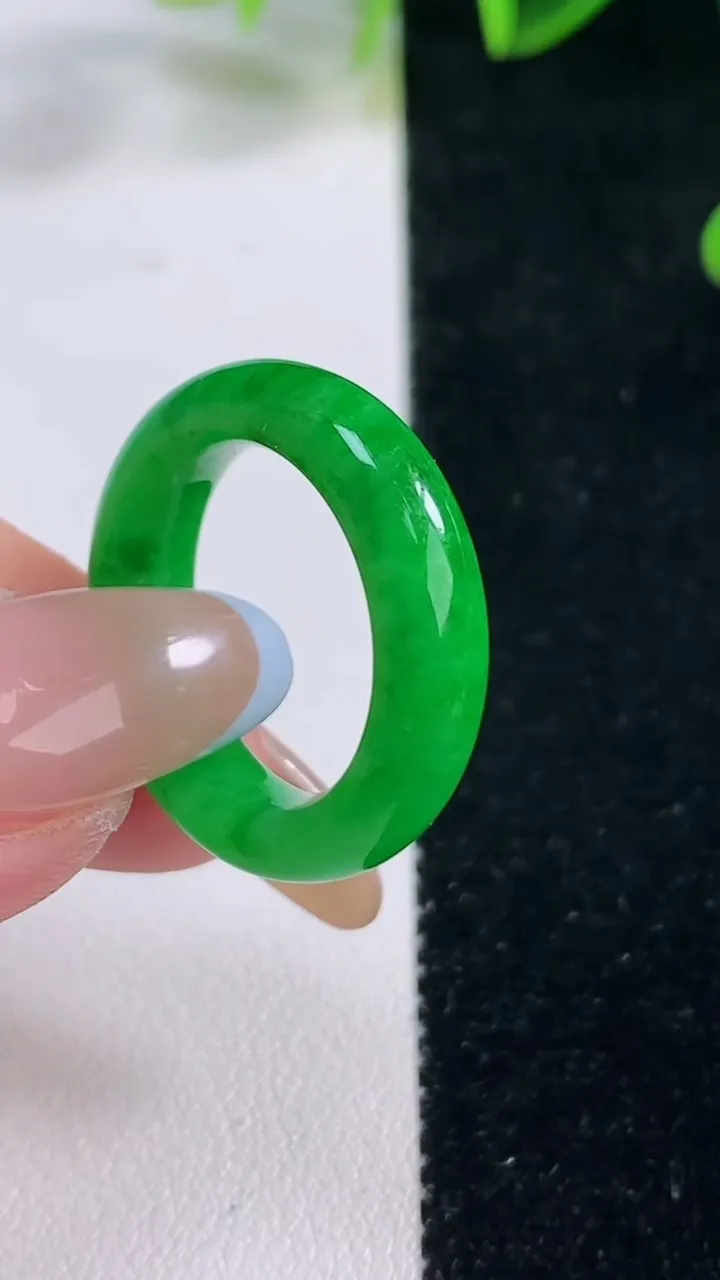 天然A货翡翠指环戒指，尺寸18-5.6-4，重量:4.92g2025年11月20日
工厂直销收藏佳品,种好水足，色泽均匀，有种有色，上手高大气！