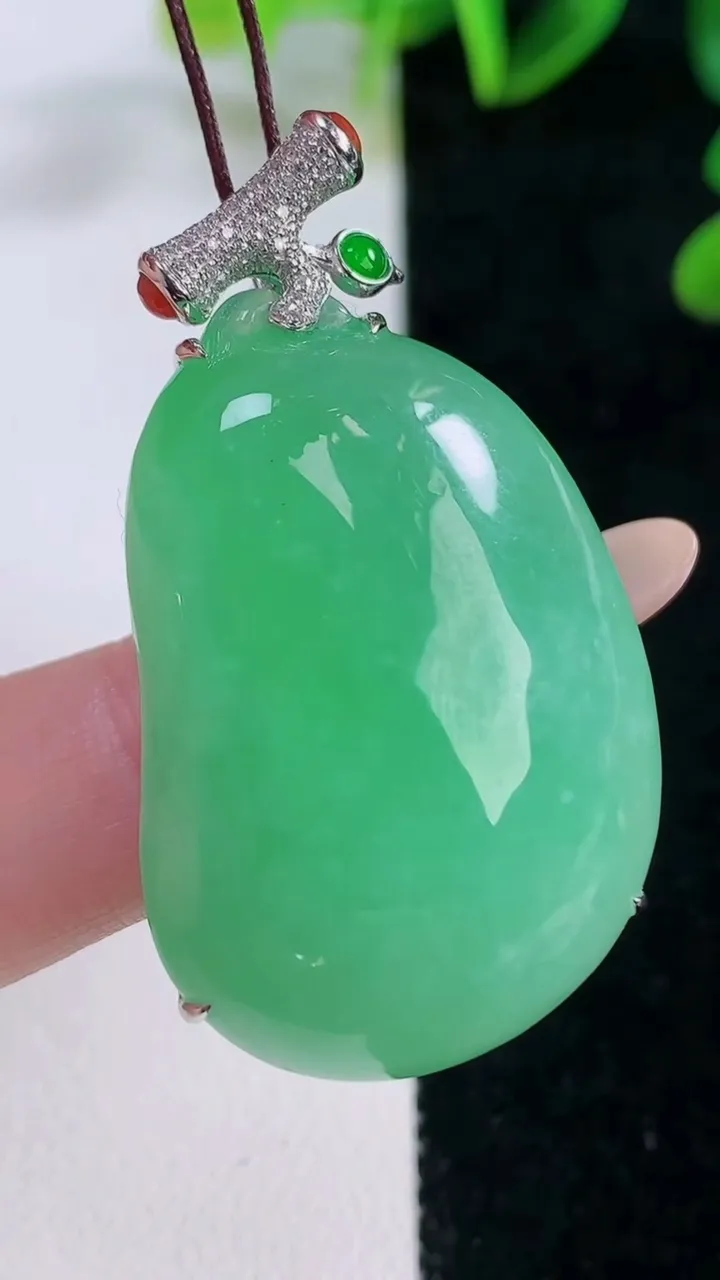 天然A货翡翠福瓜吊坠，尺寸36.3-24-11.5，重量:19.21g
11月20日