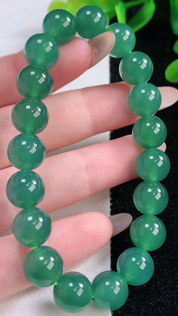 天然A货翡翠圆珠手串，尺寸9.7-19颗，重量:31.29g11月20日
工厂直销收藏佳品,种好水足，色泽均匀，有种有色，上手高大气！