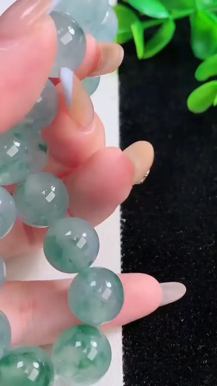 天然A货翡翠种飘花圆珠手串，尺寸12.5-16颗，重量:58.80g11月20日
工厂直销收藏佳品,种好水足，色泽均匀，有种有色，上手高大气！