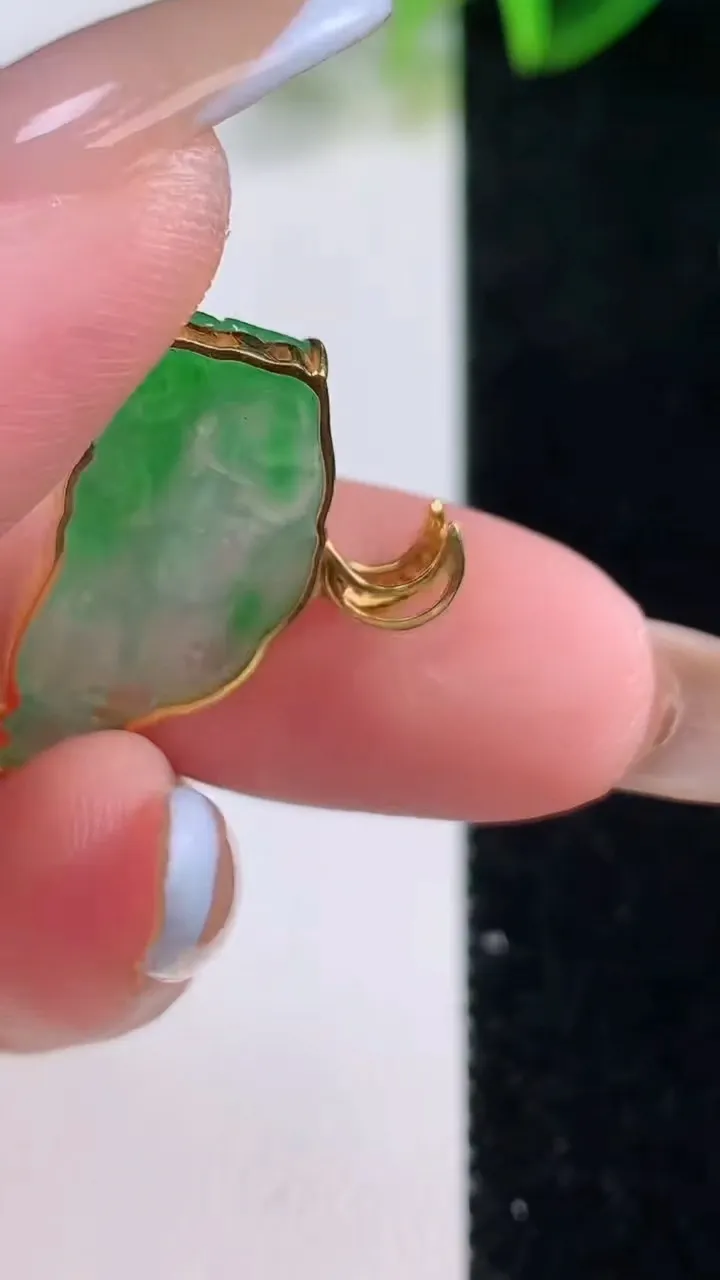 天然A货翡翠生肖兔吊坠，尺寸11-25-3.2，重量:2.56g
11月20日