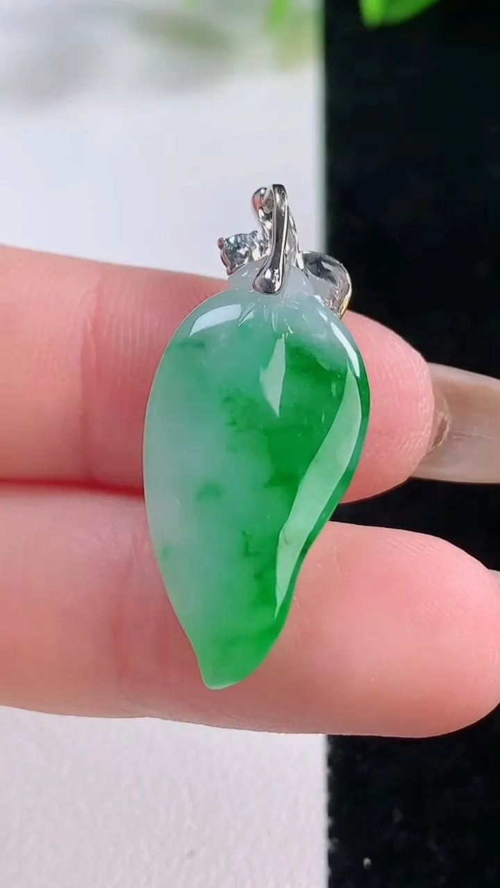 天然A货翡翠福瓜吊坠，尺寸24.3-13.2-5.9，重量:4.00g
11月20日