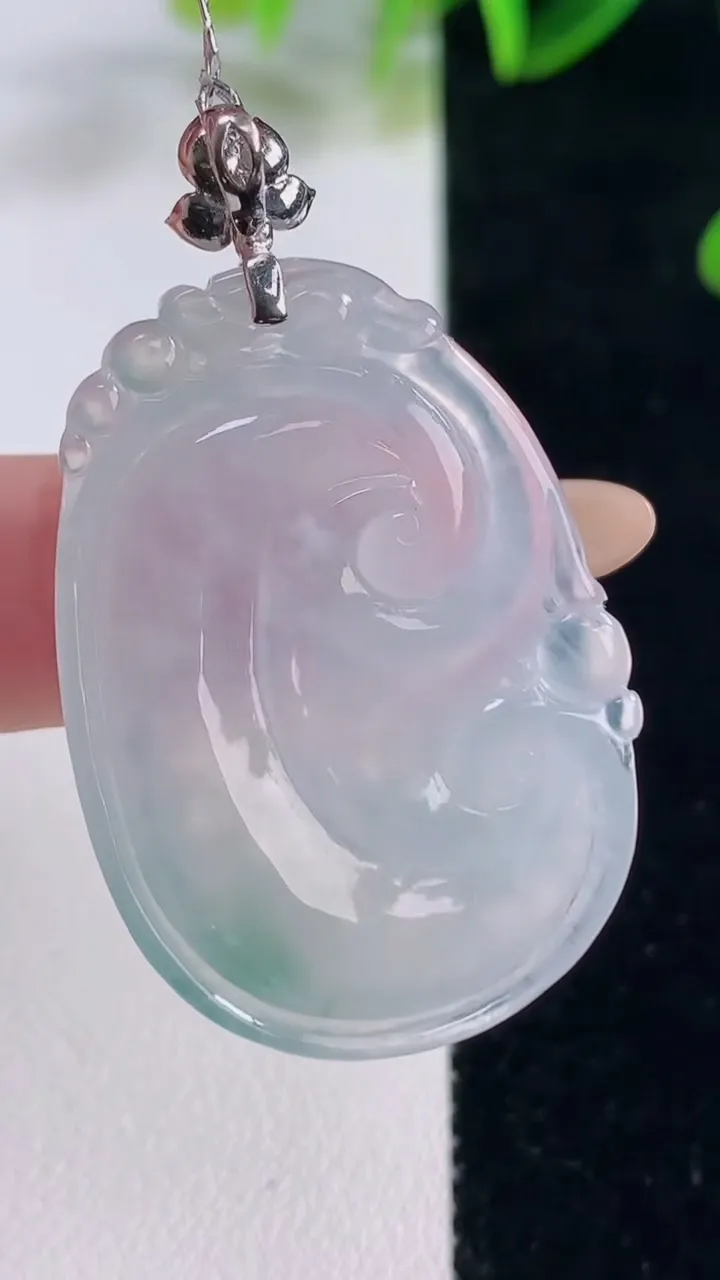 天然A货翡翠种飘花如意吊坠，尺寸35-25.6-5.9，重量:10.87g
11月20日