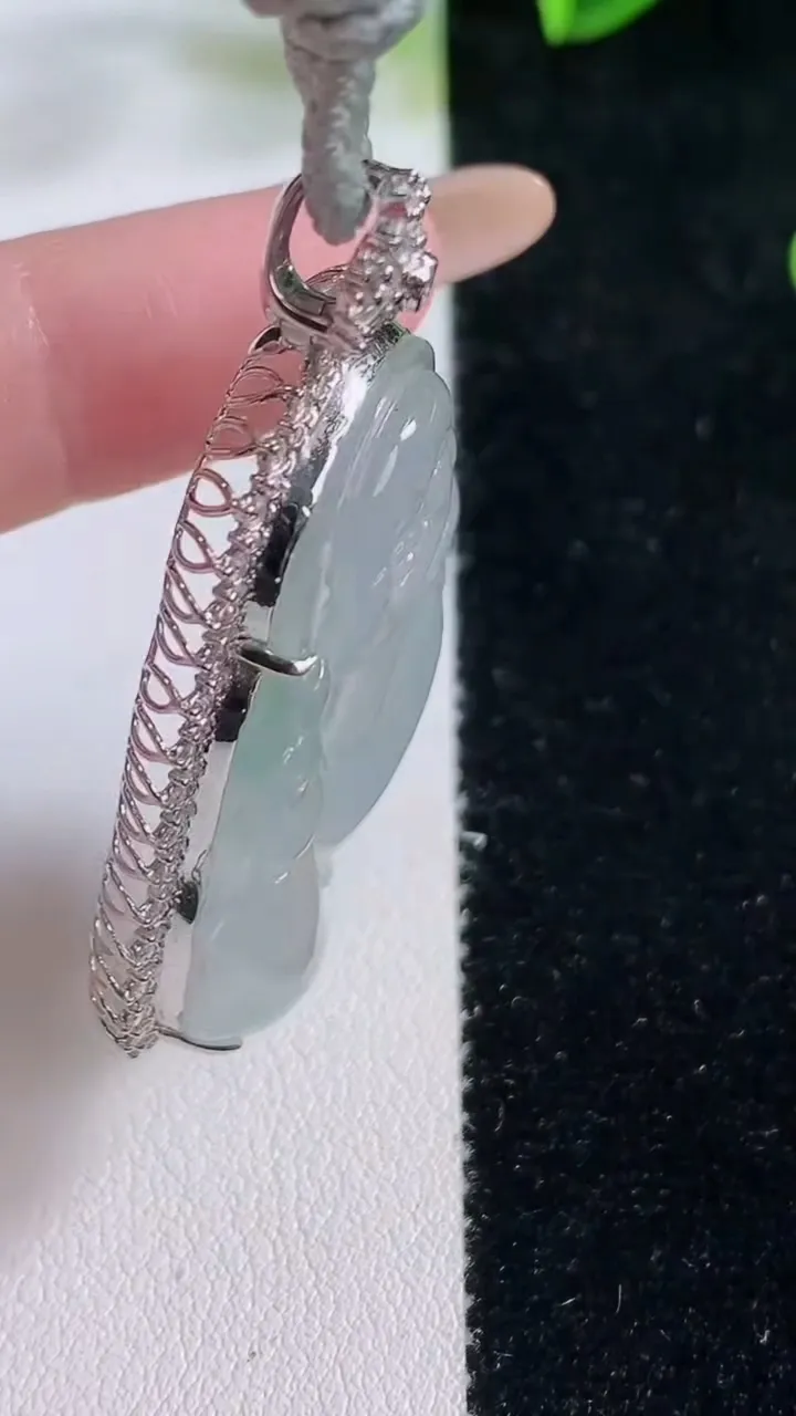 天然A货翡翠种白冰布袋佛吊坠，尺寸49-34.3-9.4，裸石36.3-30.2重量:14.27g
11月20日