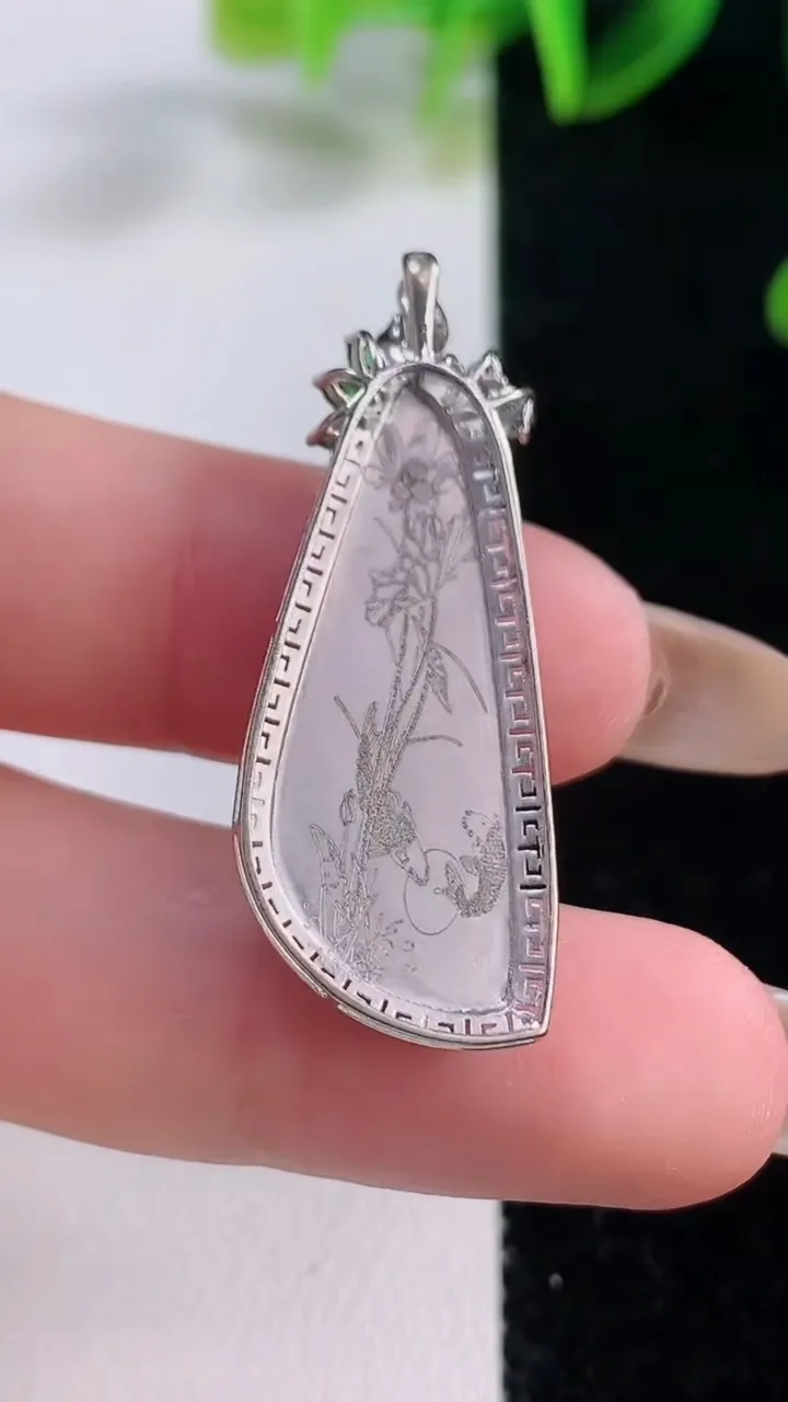 天然A货翡翠随形吊坠，尺寸36.2-13.7-5.3，裸石28.5-11重量:3.67g
11月20日