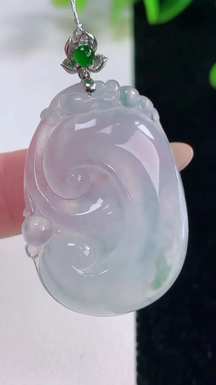 天然A货翡翠种飘花如意吊坠，尺寸35-25.6-5.9，重量:10.87g
11月20日