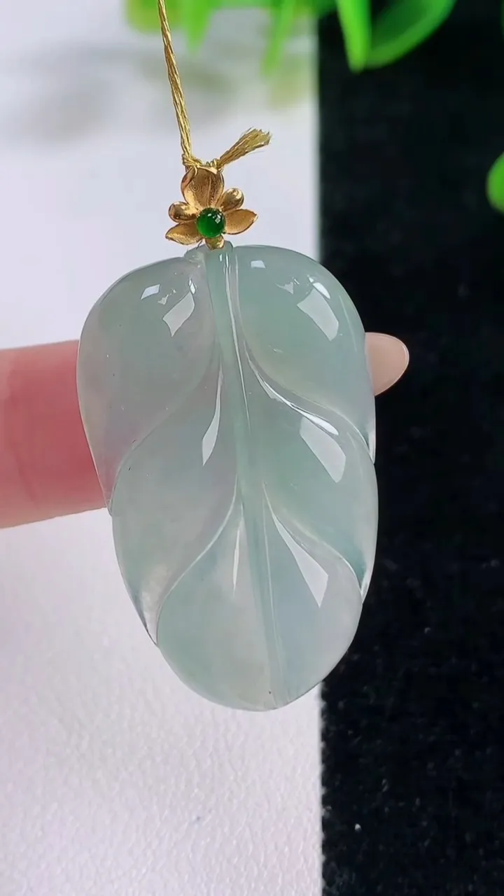 天然A货翡翠金枝玉叶叶子吊坠，尺寸34-21.4-4.6，重量:7.13g
11月20日